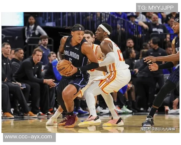 快船训练营首日盛况：灯泡组合同框小卡与比尔携手出击